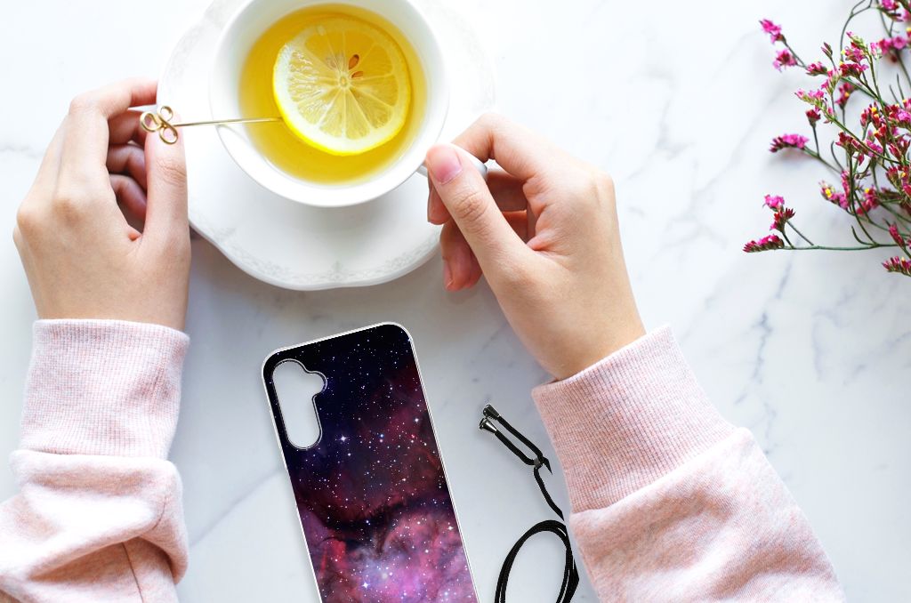 Shockproof Case voor Samsung Galaxy A14 5G Galaxy met sterren en planeten design op een tafel.