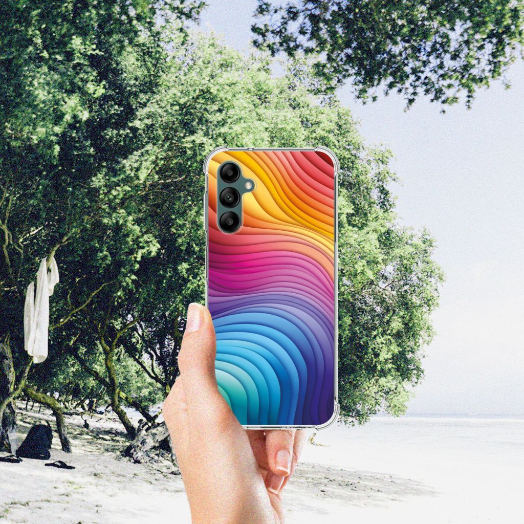 Shockproof Case voor Samsung Galaxy A14 5G/4G Regenboog met kleurrijk golfpatroon in de hand bij het strand.