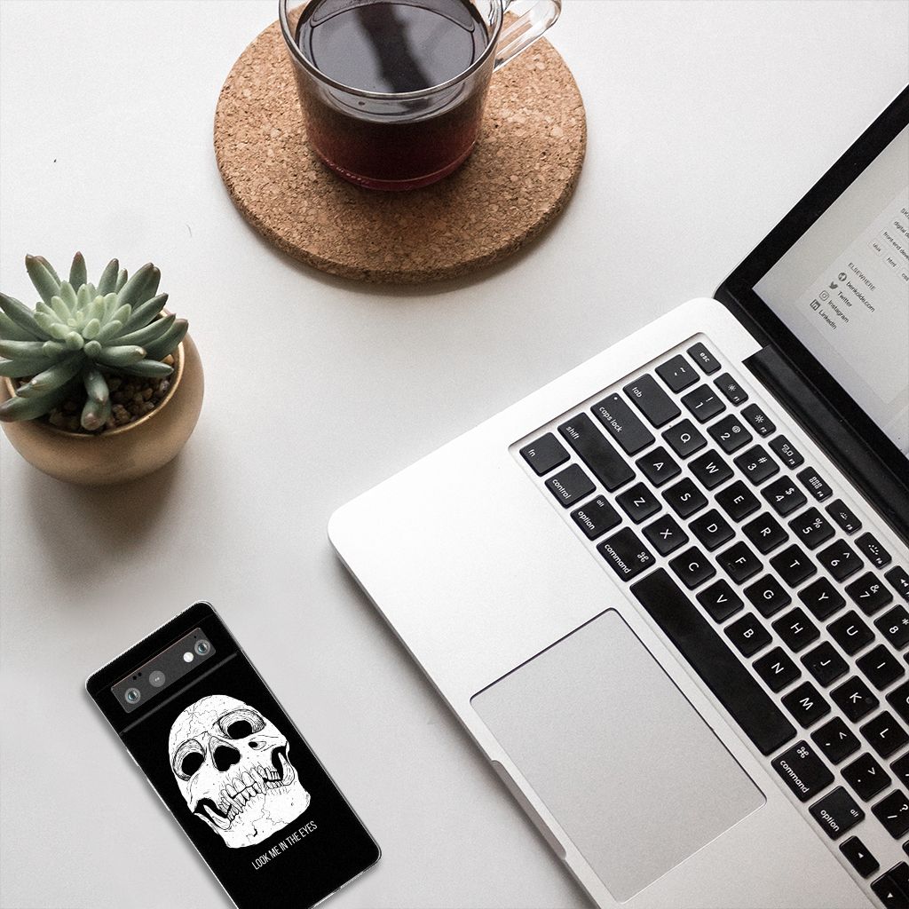 Google Pixel 6 Silicone Back Case Skull Eyes bovenaanzicht werkplek