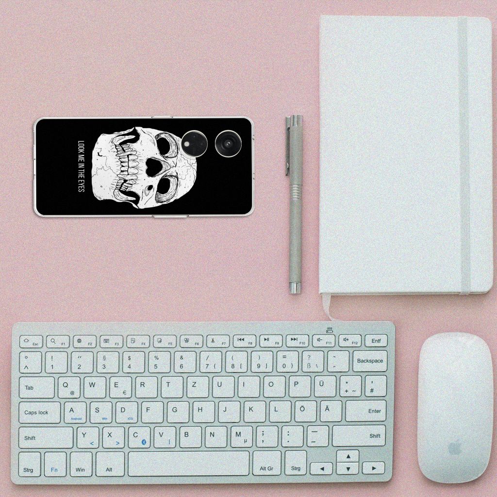 Silicone Back Case OPPO Reno8 T 5G Skull Eyes op een bureau met toetsenbord en notitieboek.
