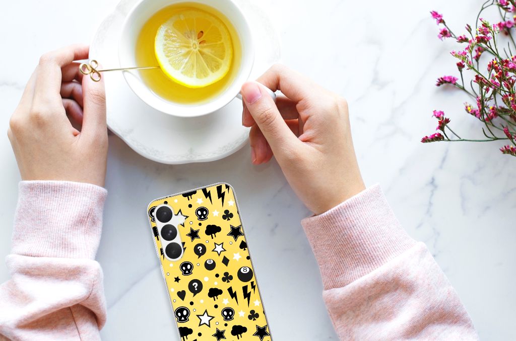 Samsung Galaxy A55 Silicone Back Case Punk Geel bovenaanzicht met handen en theekopje