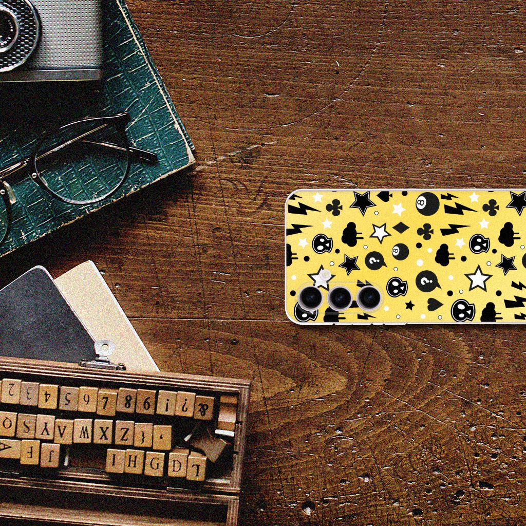 Silicone Back Case Samsung Galaxy S24 Plus Punk Geel met trendy zwart-witte symbolen en sterren op een houten bureau.