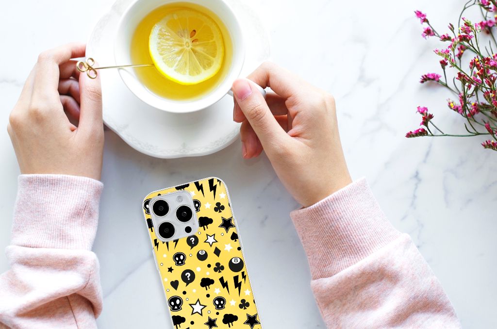 Silicone Back Case iPhone 15 Pro Max Punk Geel met uniek ontwerp en stormachtige symbolen.