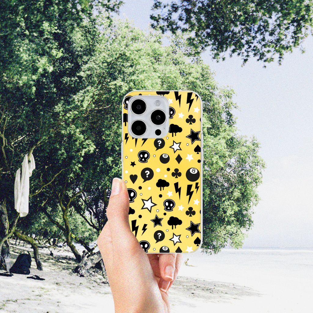 Silicone Back Case iPhone 15 Pro Max Punk Geel met zwart-witte symbolen en sterren 🌟 op een strand.