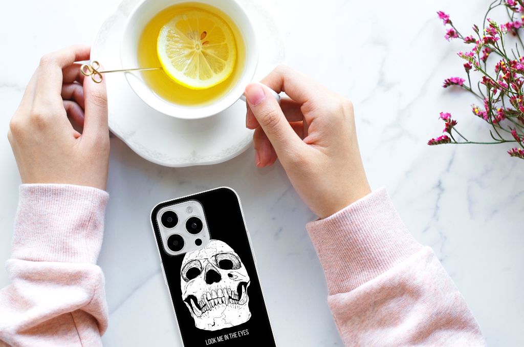 Silicone Back Case iPhone 15 Pro Max Skull Eyes met bijzonder skull design en een kopje thee.