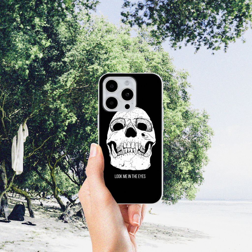 Silicone Back Case iPhone 15 Pro Max Skull Eyes met prachtige skull design in hand, perfect voor unieke stijl.