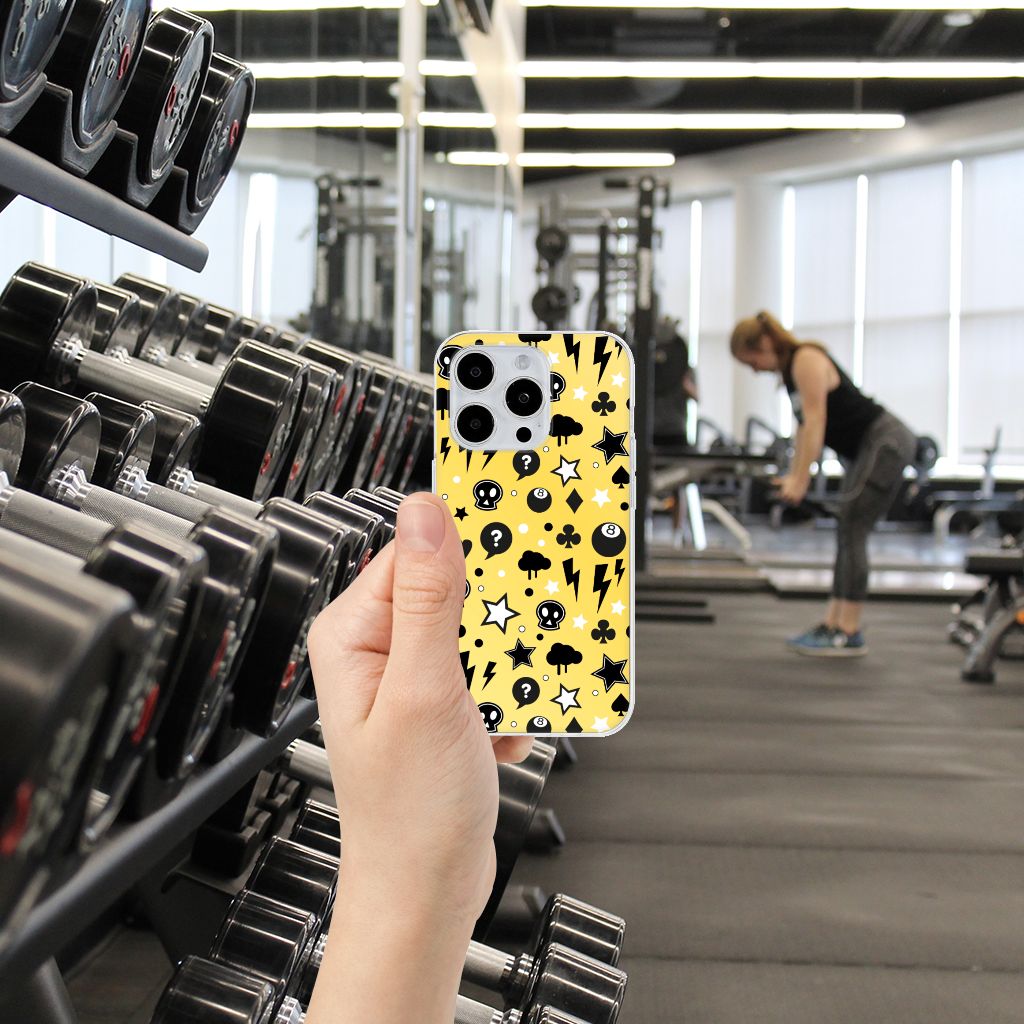 Silicone Back Case iPhone 15 Pro Punk Geel met een opvallend design vol sterren en emoji's in een sportschool.