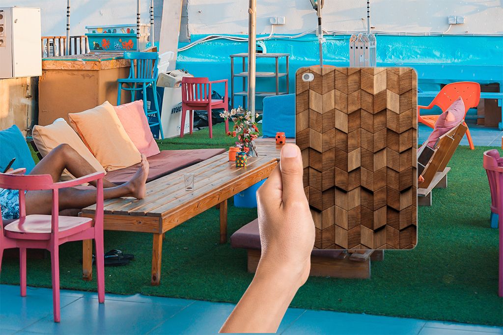 Silicone Tablet Hoes voor Apple iPad Mini 4 | Mini 5 (2019) Wooden Cubes hand met hoesje in buitenomgeving