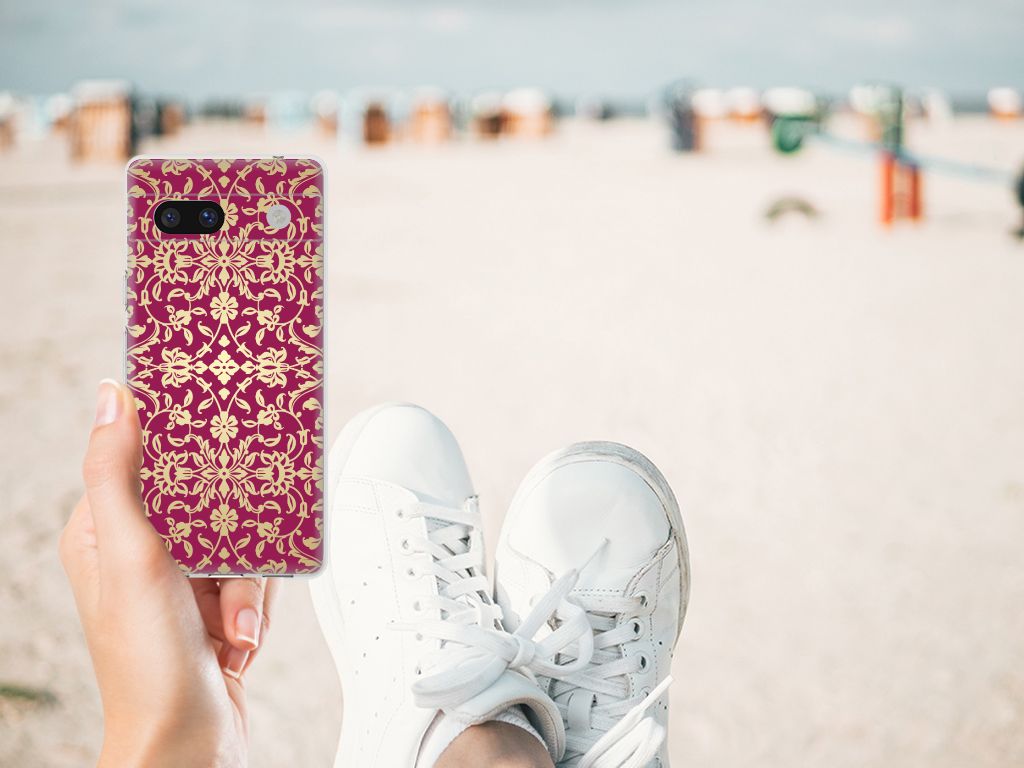 Google Pixel 7A Siliconen Hoesje Barok Pink hand met sneaker strand
