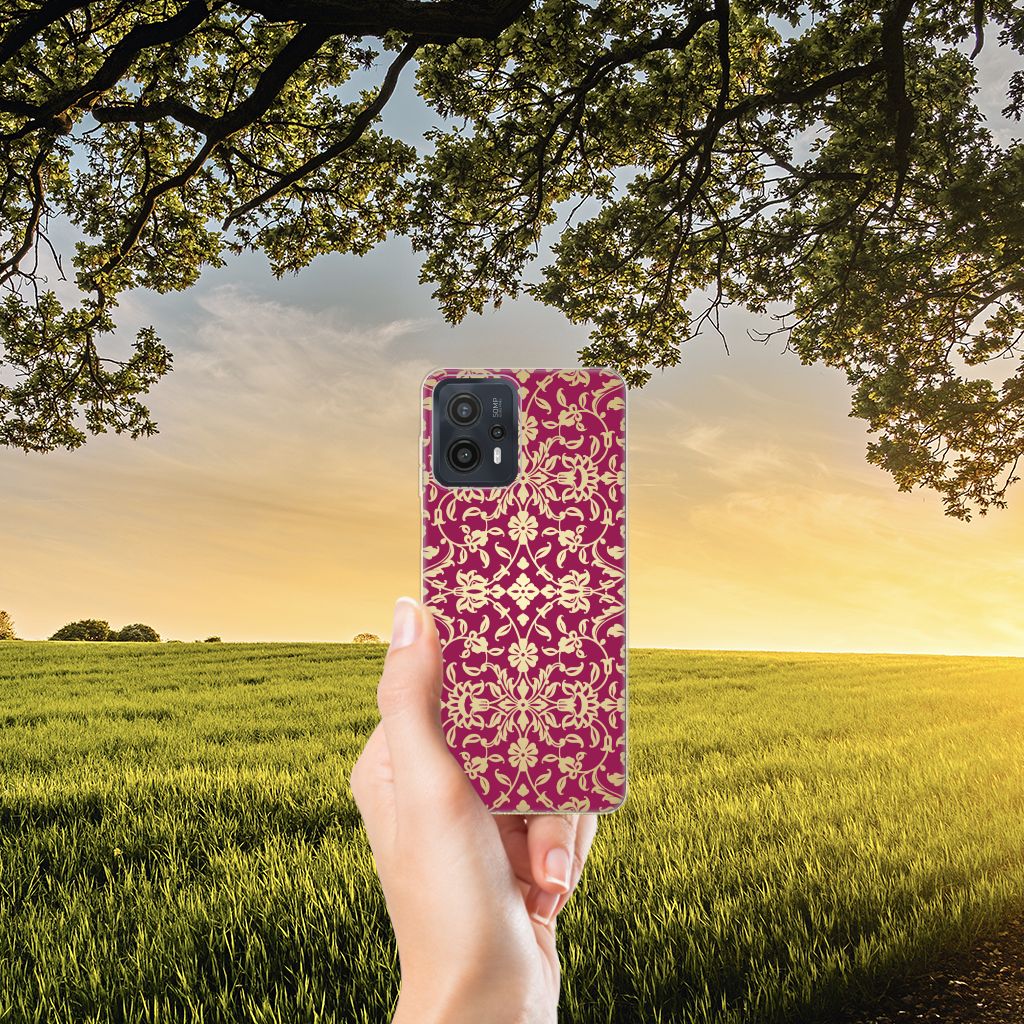 Siliconen Hoesje Motorola Moto G23 | G13 Barok Pink in hand met een prachtige zonsondergang op de achtergrond 🌅.