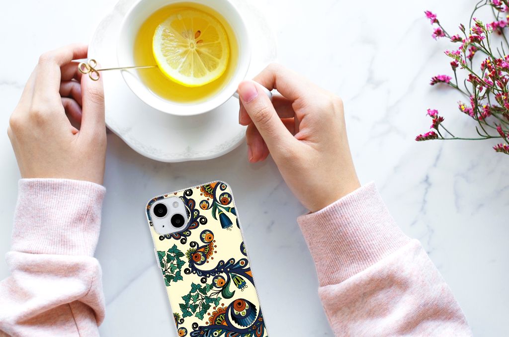 Siliconen Hoesje iPhone 15 Plus Barok Flower met bloemen en ogen, naast een kopje thee met citroen 🍋.