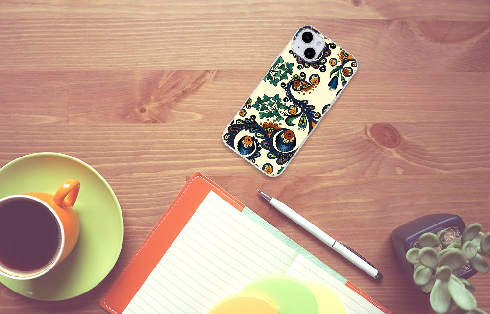 Siliconen Hoesje iPhone 15 Plus Barok Flower op een houten tafel met een kopje koffie en notitieboekje.