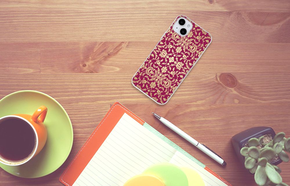 Siliconen Hoesje iPhone 15 Plus Barok Pink op een houten tafel naast een kopje koffie en notitieboekje.