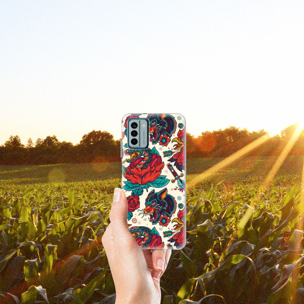 Siliconen Hoesje met foto voor Nokia G22 Old Skool met opvallende tattoo-achtige ontwerpen in een zonovergoten veld.