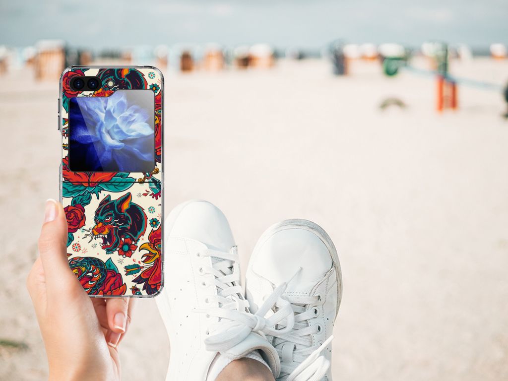 Samsung Galaxy Z Flip 5 Siliconen Hoesje met foto Old Skool design hand en sneakers zandstrand
