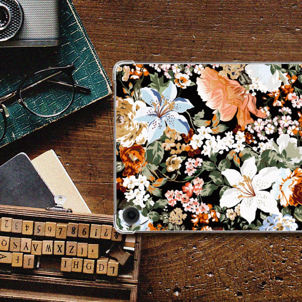 Siliconen Hoesje voor Samsung Galaxy Tab A9 Plus Dark Flowers op een houten bureau met brillen en een camera.