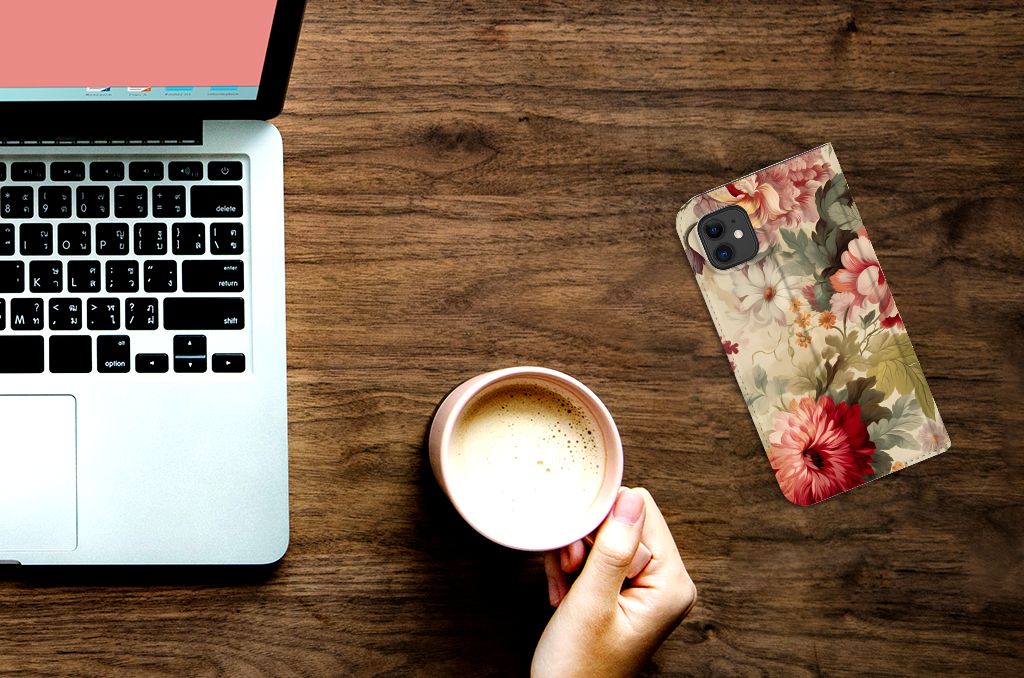 Smart Cover voor Apple iPhone 11 Bloemen naast een laptop en een kop koffie, ideaal voor een romantische sfeer.