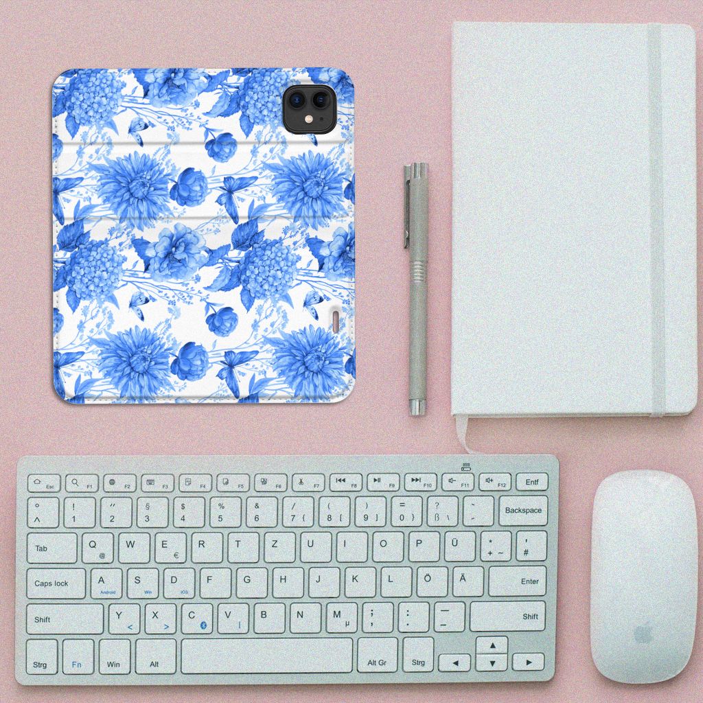 Smart Cover voor Apple iPhone 11 Flowers Blue met een bloemenprint op een bureau met een toetsenbord en notitieboekje.