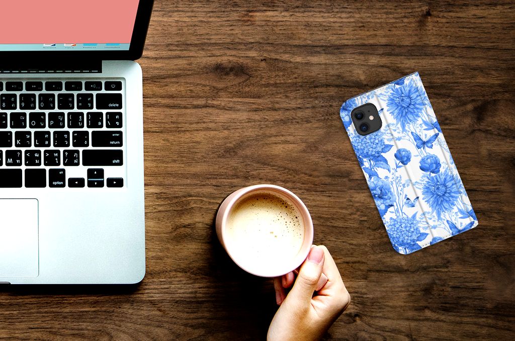 Smart Cover voor Apple iPhone 11 Flowers Blue op een bureau met een laptop en een kop koffie ☕.