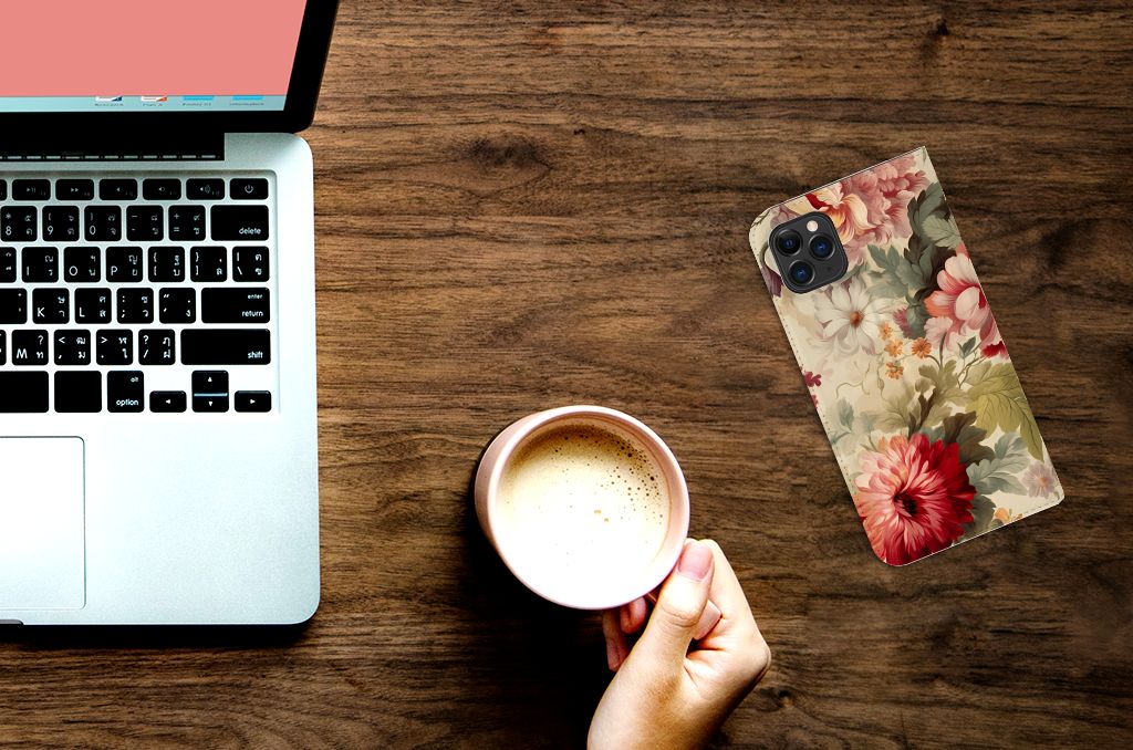 Smart Cover voor Apple iPhone 11 Pro Max Bloemen met een bloemenprint naast een koffie en laptop.