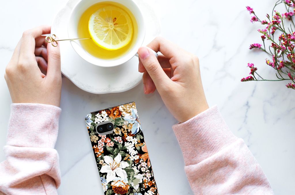 Smart Cover voor Google Pixel 7A Dark Flowers op een tafel met een kopje thee en een schijfje citroen ☕🌼