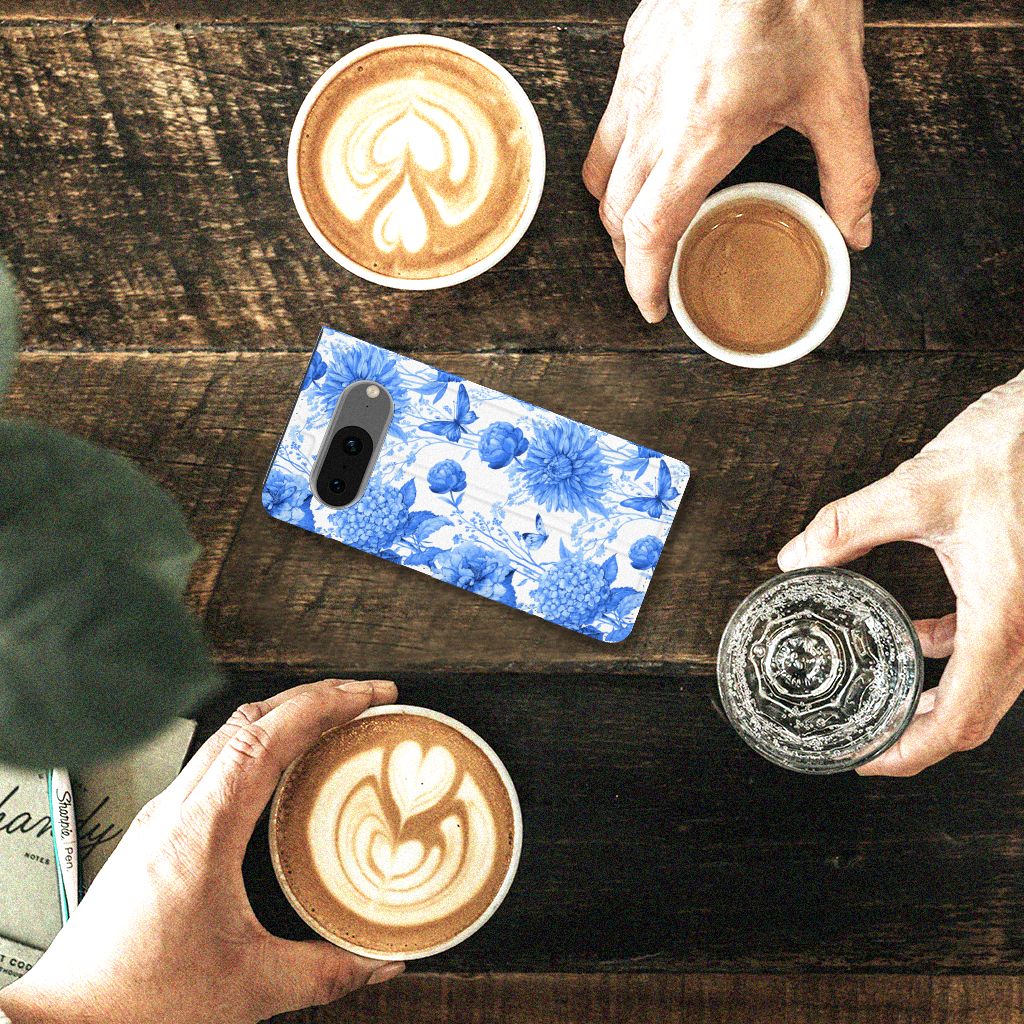 Google Pixel 8 Smart Cover Flowers Blue bovenaanzicht met koffiekoppen