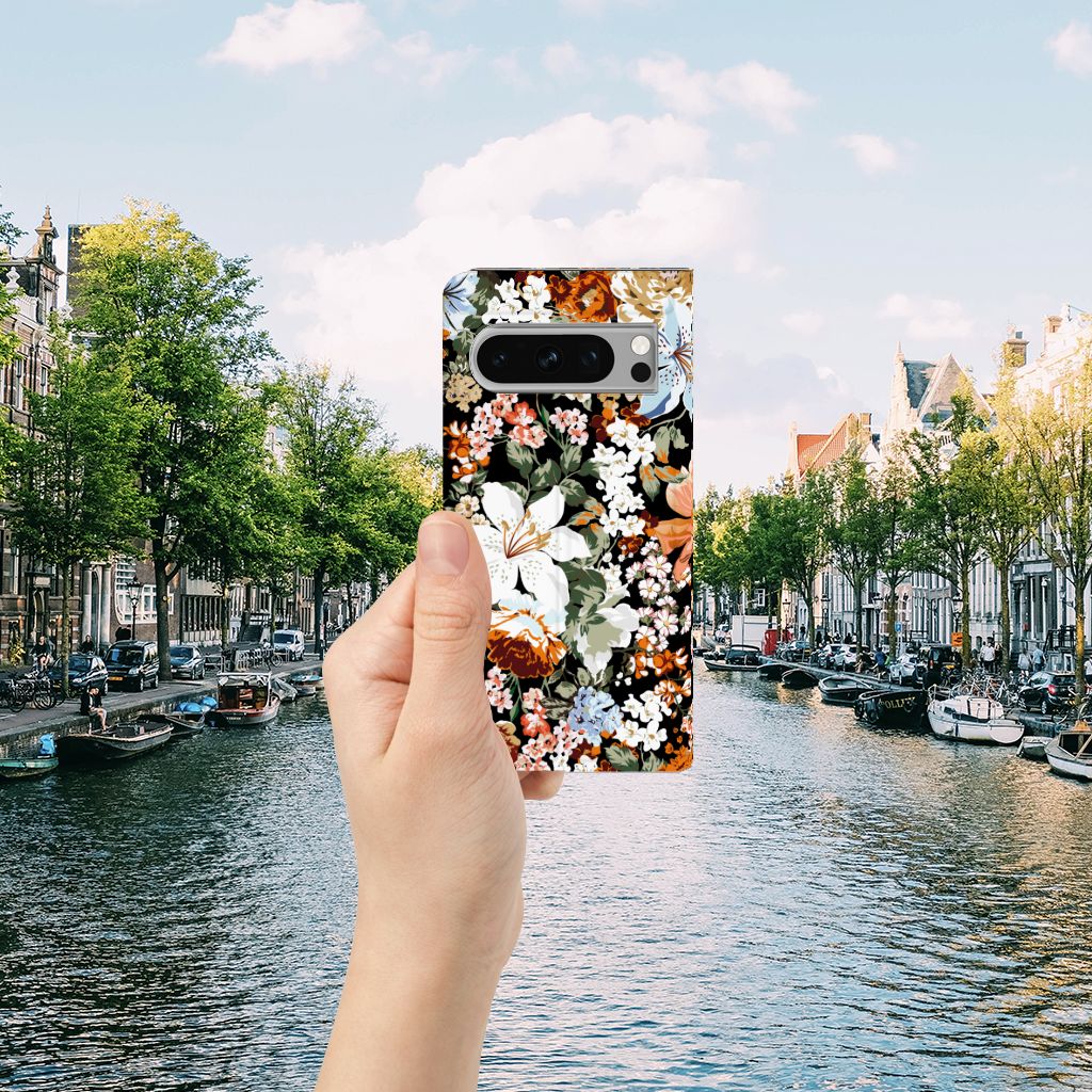 Google Pixel 8 Pro Smart Cover Dark Flowers hand rivier