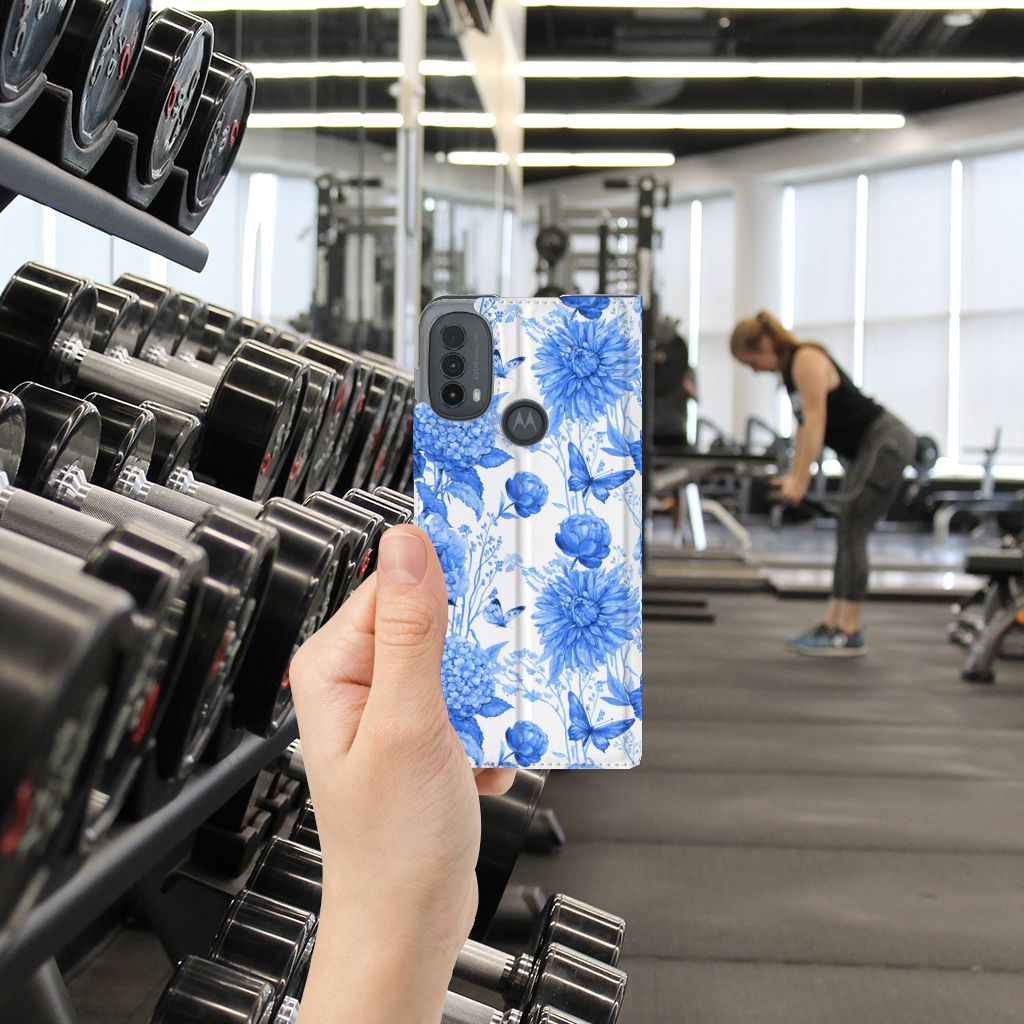 Motorola Moto E20 Smart Cover Flowers Blue hand met bloemen design sportzaal