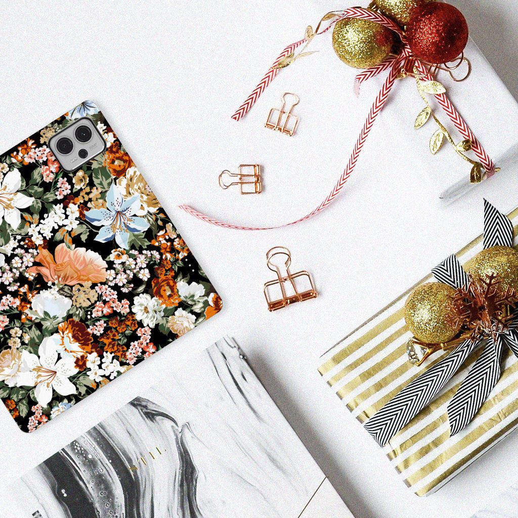 Smart Cover voor Motorola Moto G13 | G23 Dark Flowers met bloemenprint en cadeau-accessoires.