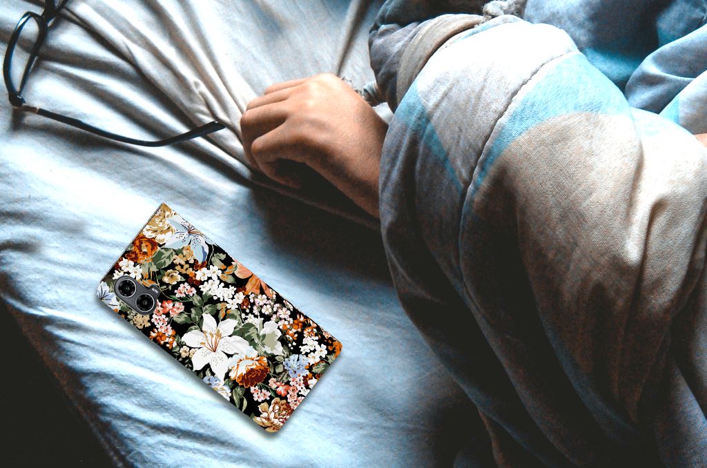 Motorola Moto G34 Smart Cover Dark Flowers liggend bed