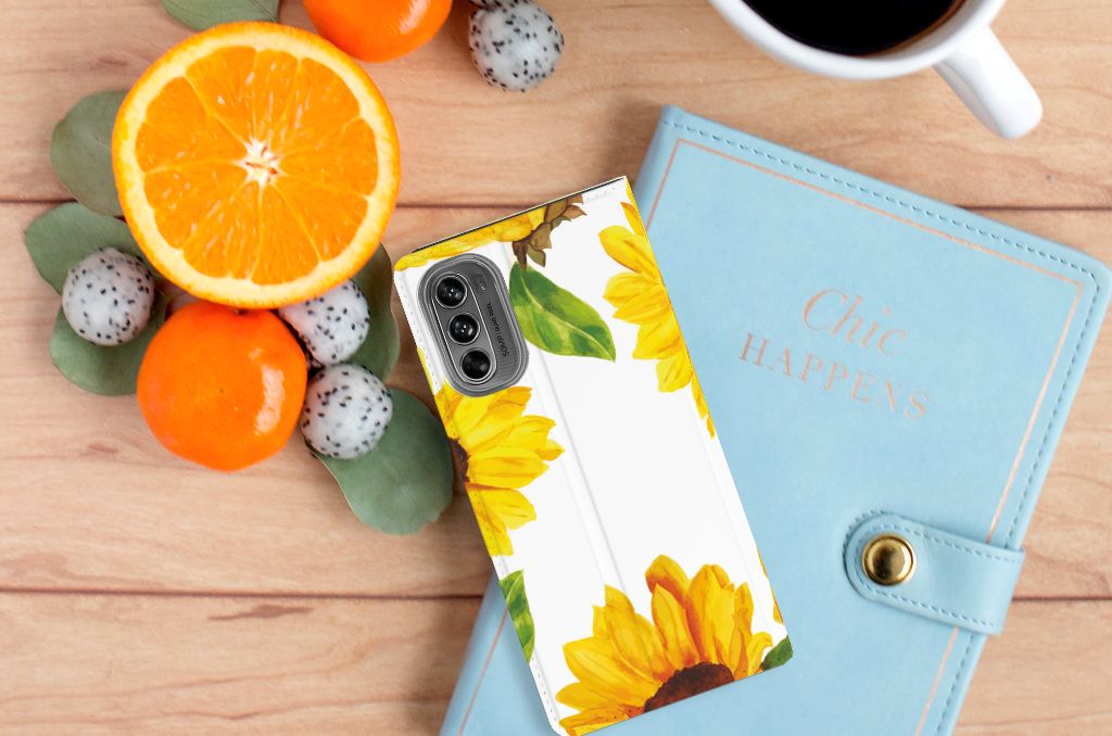Smart Cover voor Motorola Moto G62 5G Zonnebloemen design smartphone aanzicht