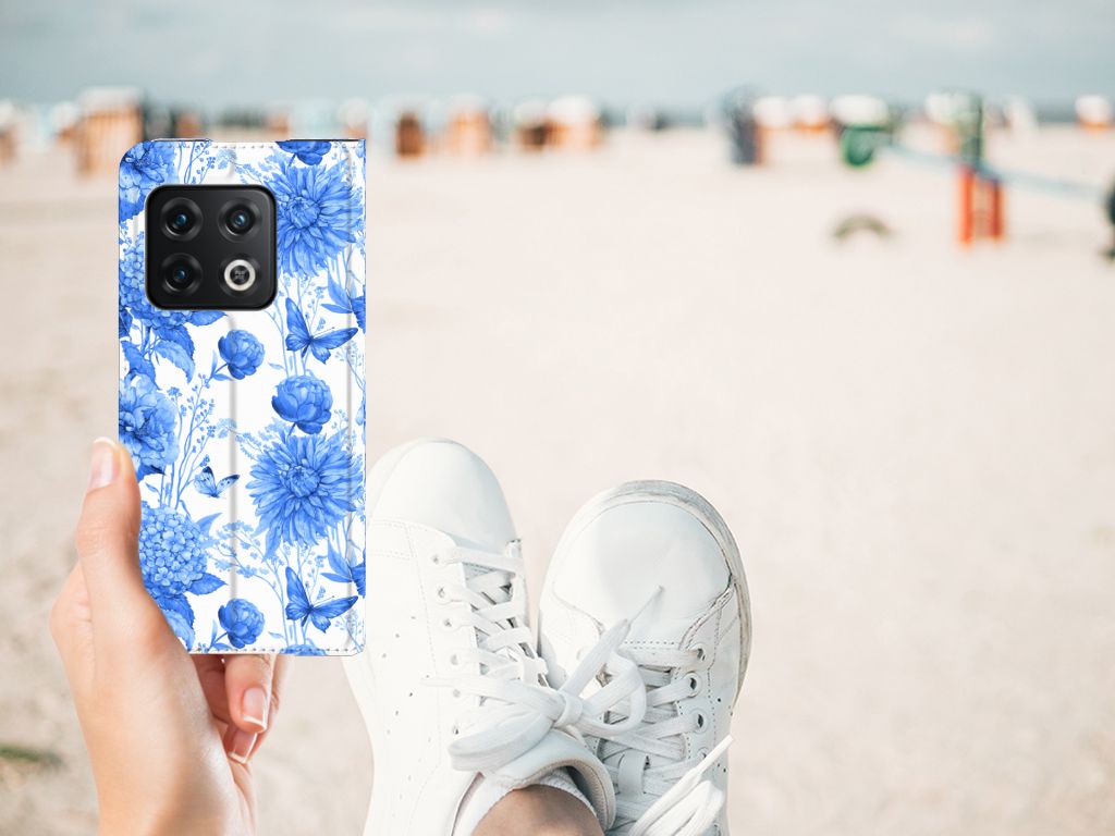 OnePlus 10 Pro Smart Cover voor OnePlus 10 Pro Flowers Blue bloemen design hand met sneaker strand