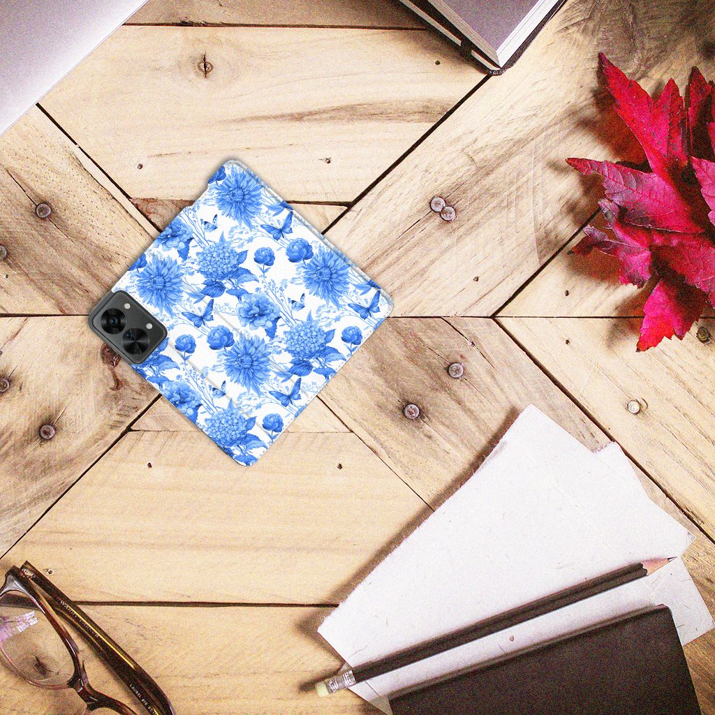 OnePlus Nord 2T Smart Cover Flowers Blue bovenaanzicht op houten tafel