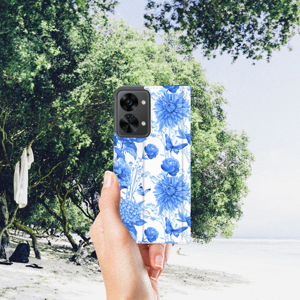 OnePlus Nord 2T Smart Cover Flowers Blue hand holding strand