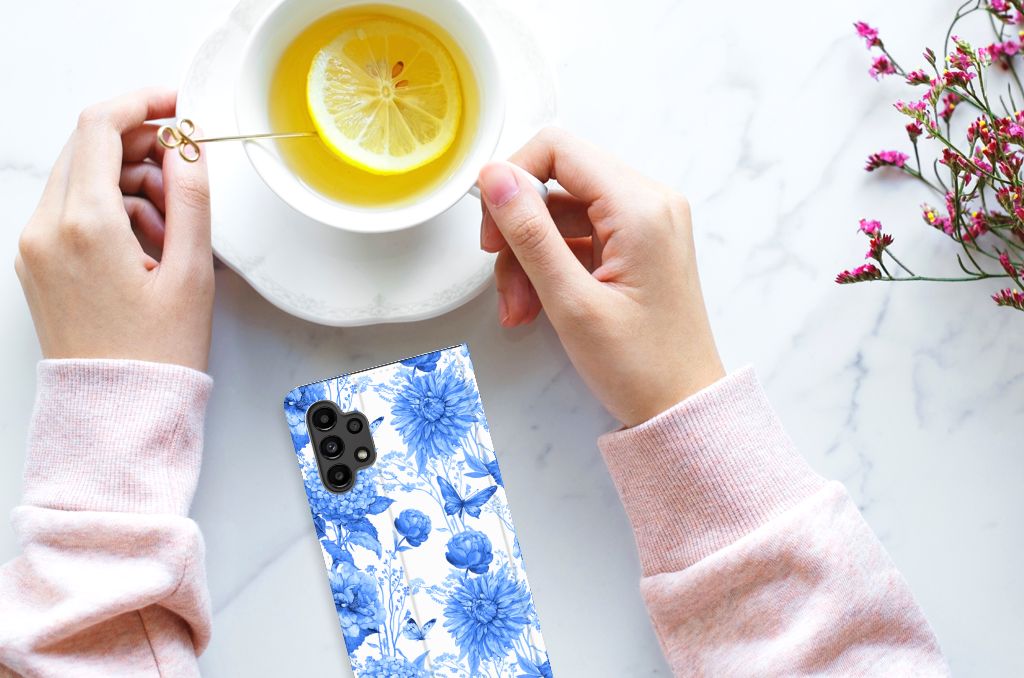 Samsung Galaxy A13 (4G) Smart Cover Flowers Blue netjes hand met koffie citroen