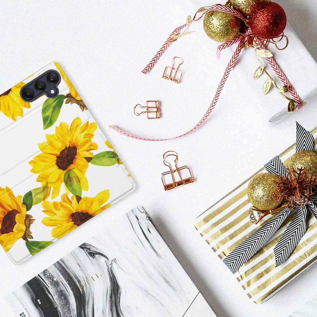 Smart Cover voor Samsung Galaxy A25 Zonnebloemen op een tafel met feestelijke decoraties en cadeau's.