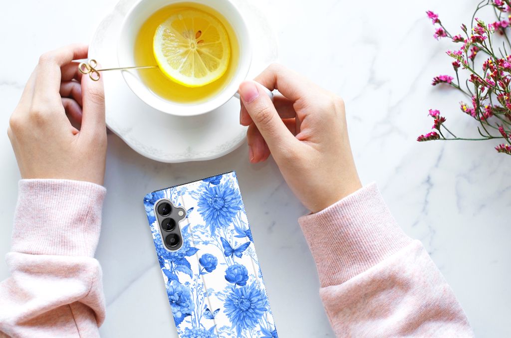 Samsung Galaxy A34 Smart Cover Flowers Blue bovenaanzicht met handen en thee
