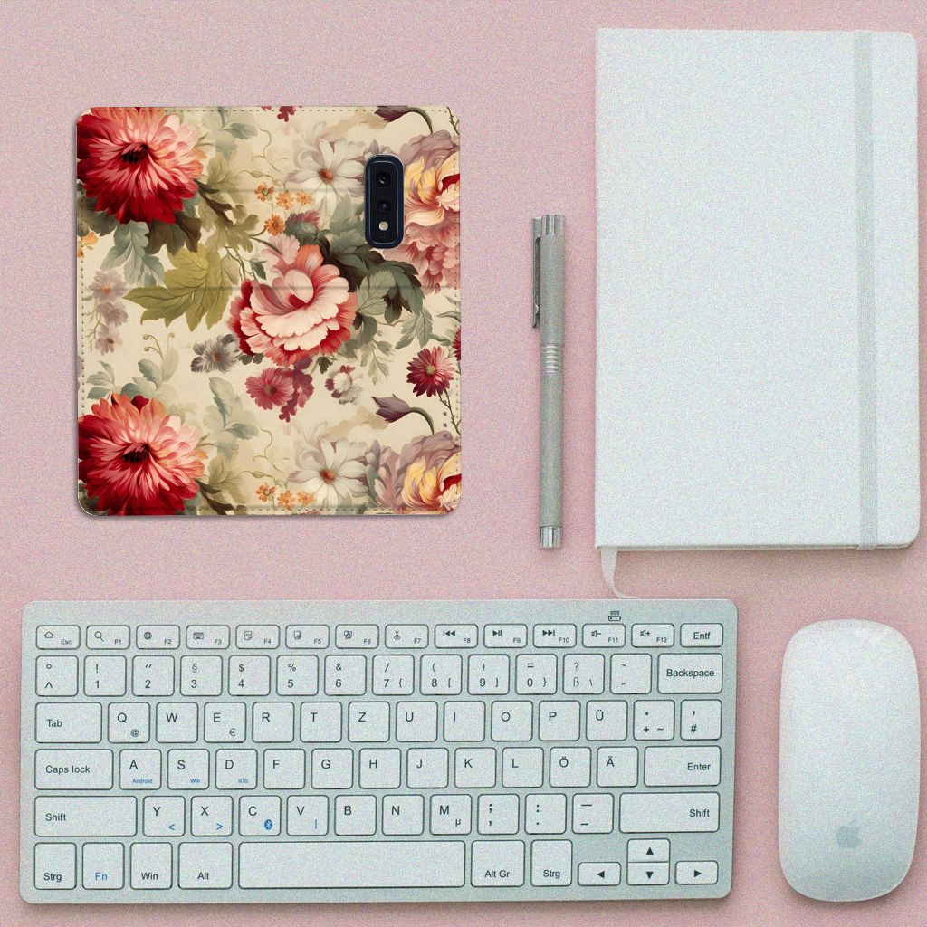 Smart Cover voor Samsung Galaxy S10e Bloemen op een bureau met toetsenbord en notitieboek.