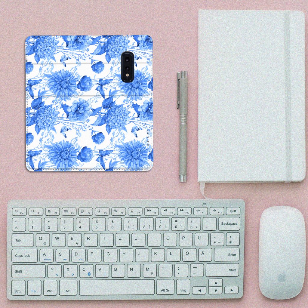 Smart Cover voor Samsung Galaxy S10e Flowers Blue met blauw bloemenpatroon, perfect cadeau voor gebruiksgemak en uitstraling.