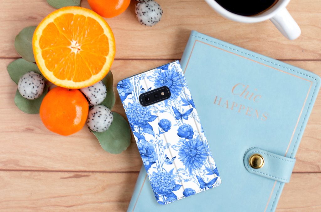 Smart Cover voor Samsung Galaxy S10e Flowers Blue op een houten tafel met fruit en een notitieboekje 🍊