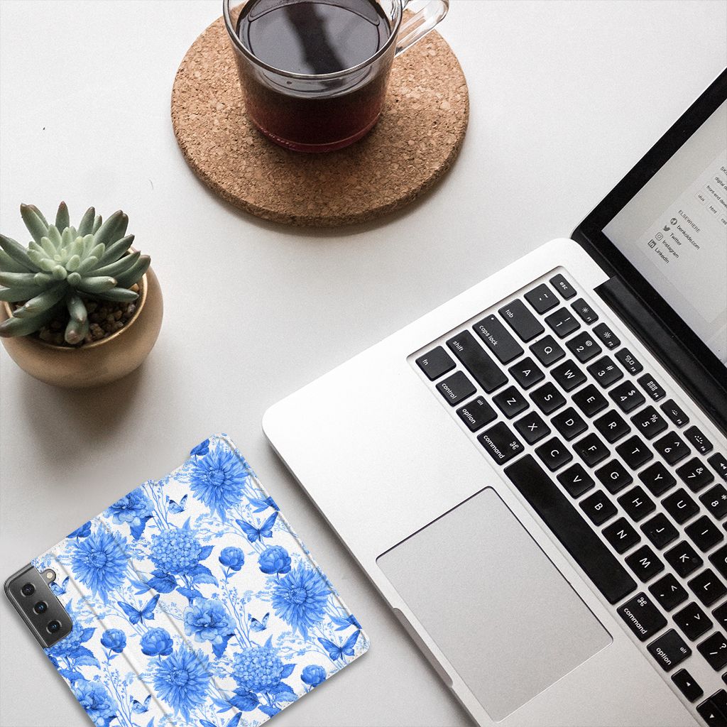Samsung Galaxy S21 Plus Smart Cover Flowers Blue bovenaanzicht met laptop en planten