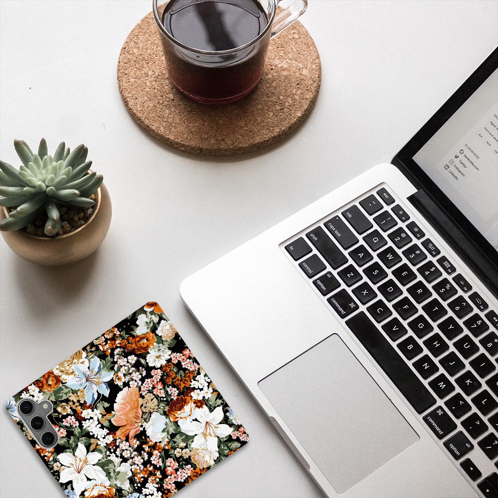 Smart Cover voor Samsung Galaxy S24 Dark Flowers op bureau met koffie en laptop, ideaal cadeau voor bloemenliefhebbers.