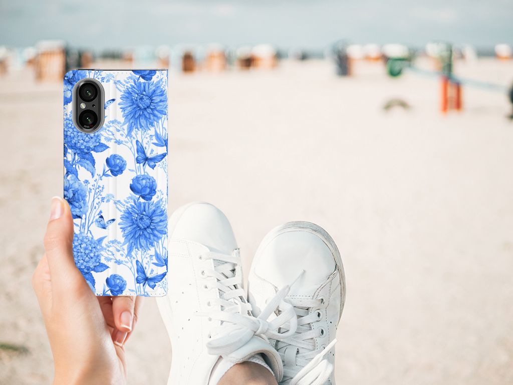 Sony Xperia 5 V Smart Cover Flowers Blue hands beach