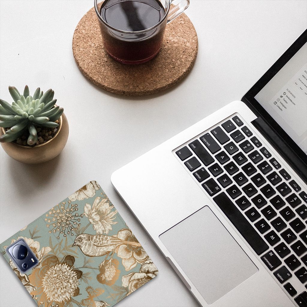 Smart Cover voor Xiaomi 13 Lite Vintage Bird Flowers op bureau met laptop, planten en koffie voor gebruiksgemak en uitstraling.