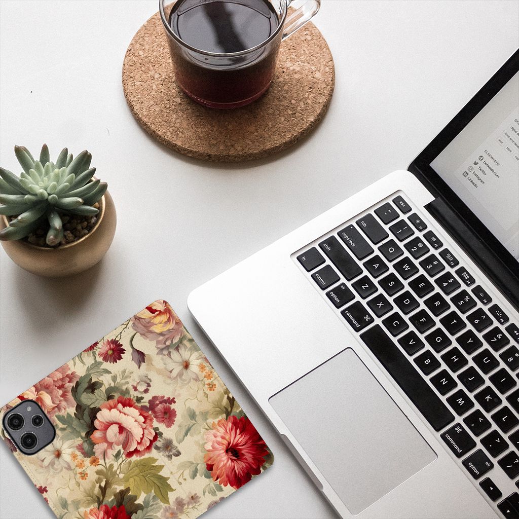 Smart Cover voor Xiaomi Redmi 12 4G Bloemen met bloemenprint op een bureau naast een laptop en een kopje koffie.