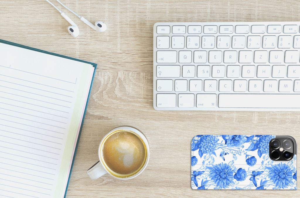 Smart Cover voor iPhone 12 Pro Max Flowers Blue op bureau met notitieboek en koffie ☕