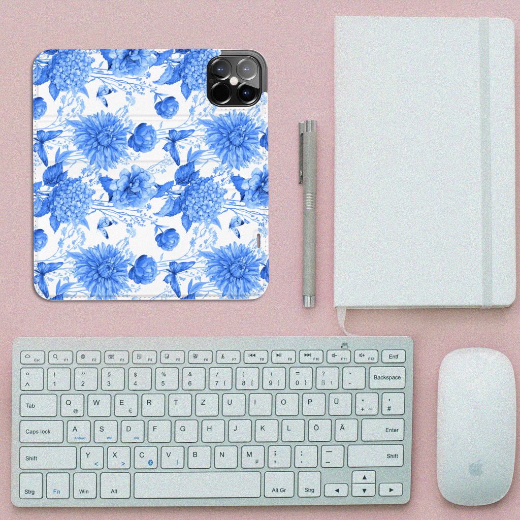 Smart Cover voor iPhone 12 Pro Max Flowers Blue met een prachtig Delftsblauw bloemenontwerp, perfect voor jouw stijl!