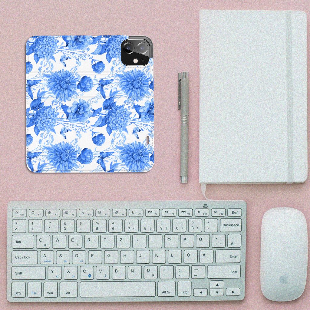 Smart Cover voor iPhone 12 | iPhone 12 Pro Flowers Blue met blauw bloemen design op een bureau