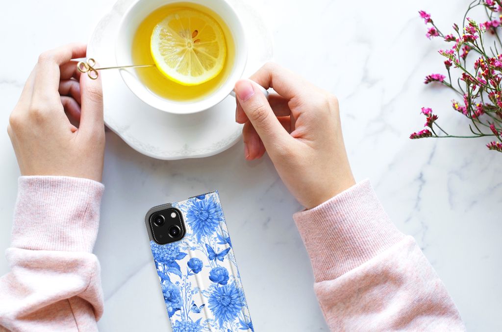 Smart Cover voor iPhone 13 Mini Flowers Blue met bloemenprint naast een kopje thee 🍵.
