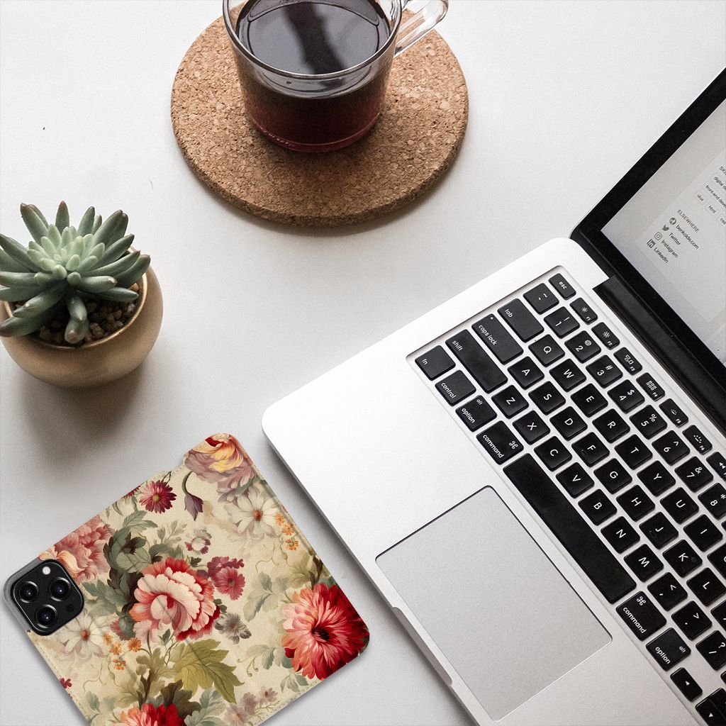 Smart Cover voor iPhone 13 Pro Max Bloemen met bloemenprint op een bureau met laptop en planten.